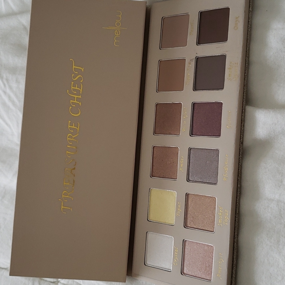 Mellow Cosmetics Treasure Chest Eyeshadow Palette